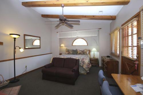 Hotel Streamside On Fall River