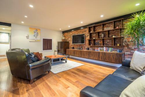 Exemplary Mansion With Luxury Finishes