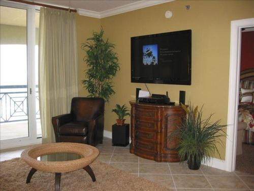 Azure Sunkissed Apartment