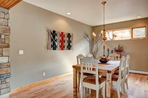 Western Lodge-style Home