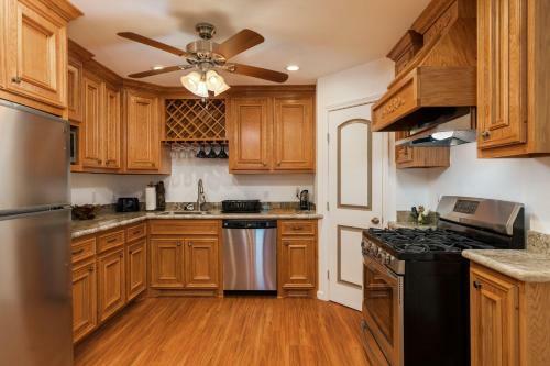 Cottage By The Pier - Sand Dollar