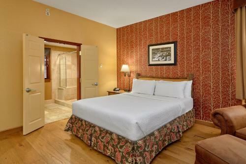Hotel Bearskin Lodge On The River