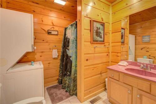 Bearadise, 1 Bedroom, Pool Table, Wifi, Hot Tub, Sleeps 2