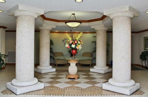 Colonnades 1901 Apartment