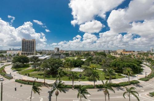 Aparthotel Luxury 2 Br Condos W/ Balcony
