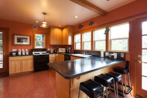 River Delivered-rvr/mt Vw-4br/2b