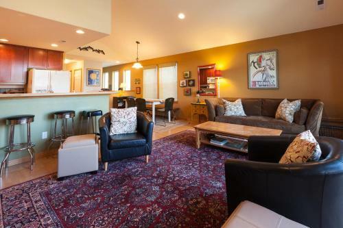 Adamsview-rvr/mtn Vws-3br/2b