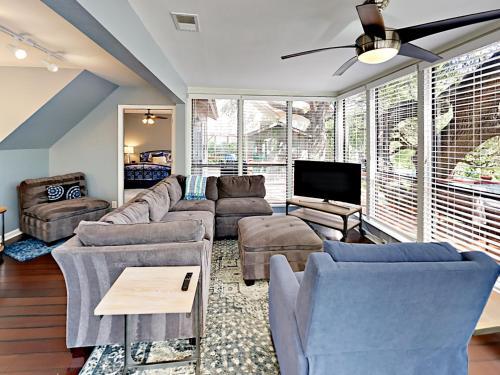 6107 Hudson Bend Rd Home