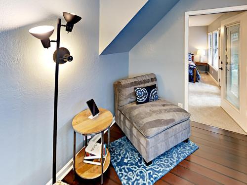 6107 Hudson Bend Rd Home