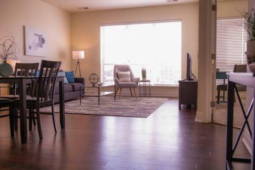 Apartamento Luxe & Modern Downtown 1br W/ Balcony Near Dining