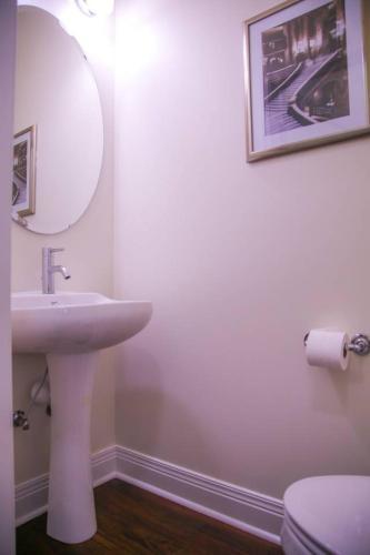 Apartamento Luxe & Modern Downtown 1br W/ Balcony Near Dining