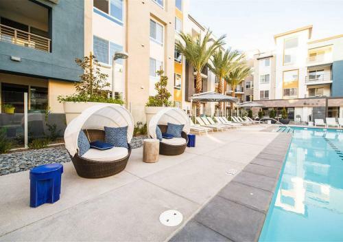 Homey 2 Br Apartment With Pool View