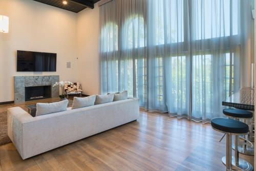 Breathtaking Spanish Villa In Hollywood Hills