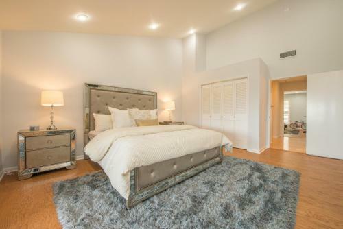 Hollywood Hills Home, Pool, Views, Lake