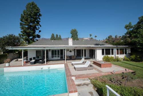 Hollywood Hills Home, Pool, Views, Lake