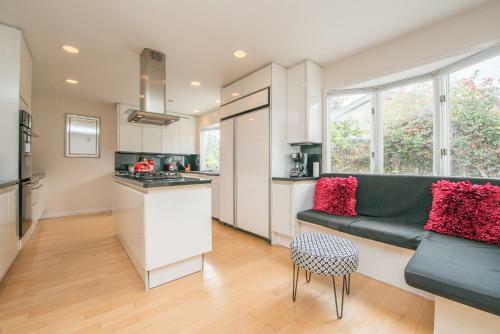 Hollywood Hills Home, Pool, Views, Lake