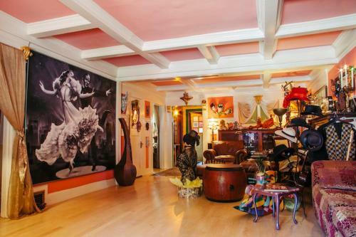 Hollywood Bed & Breakfast