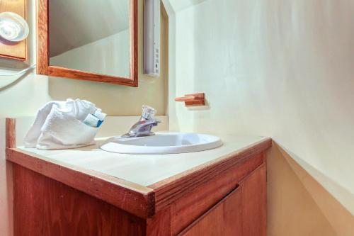 Amato Carriage House, Upper Level