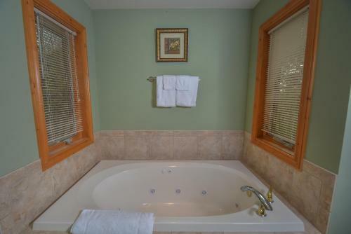 Mountain Top Lodge Four-bedroom Holiday Home