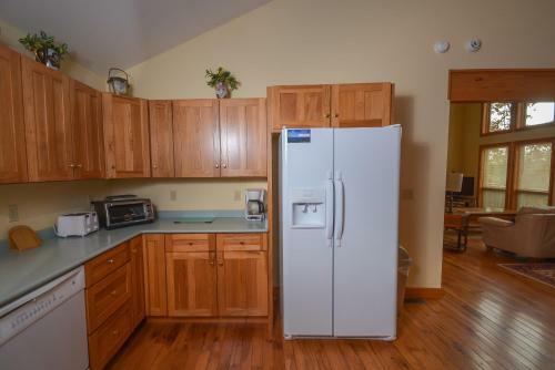 Mountain Top Lodge Four-bedroom Holiday Home