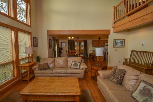 Mountain Top Lodge Four-bedroom Holiday Home