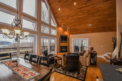 Wisp' N Away Five-bedroom Holiday Home