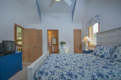 At Lake's Edge Six-bedroom Holiday Home