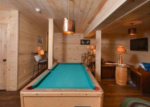 Big Log Lodge Four-bedroom Holiday Home