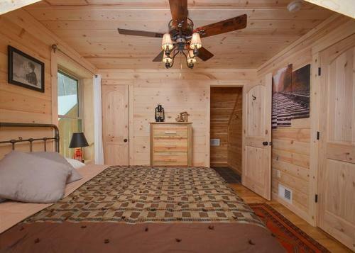 Big Log Lodge Four-bedroom Holiday Home