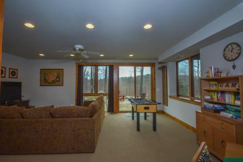 Livin' Lodge Three-bedroom Holiday Home