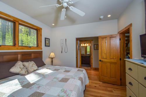 Livin' Lodge Three-bedroom Holiday Home