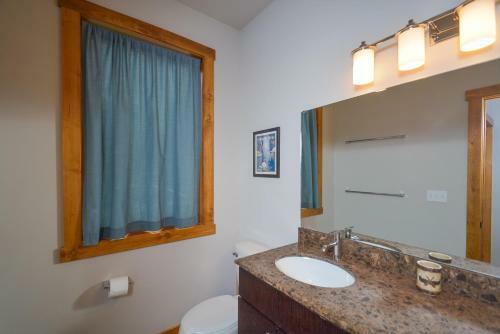 Livin' Lodge Three-bedroom Holiday Home