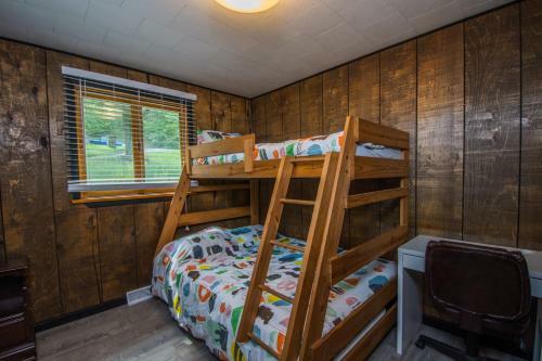 Lake Love Four-bedroom Holiday Home