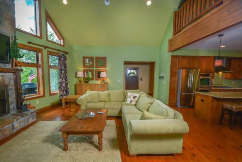 Mountainlair Five-bedroom Holiday Home