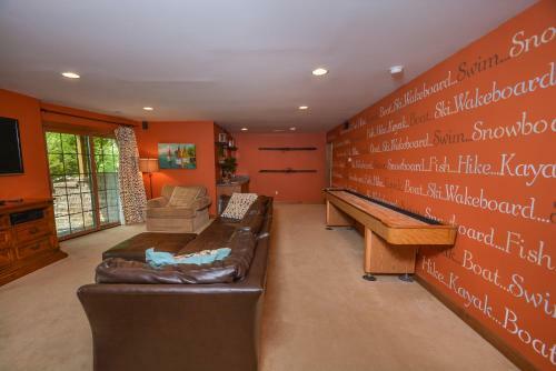 Mountainlair Five-bedroom Holiday Home