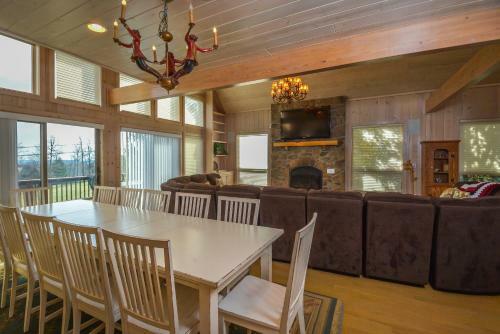 Steden Court Eight-bedroom Holiday Home