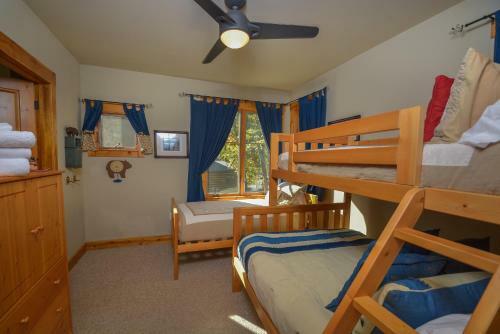 Baraboo Lodge Four-bedroom Holiday Home