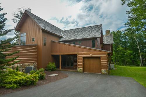 Baraboo Lodge Four-bedroom Holiday Home