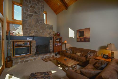 Baraboo Lodge Four-bedroom Holiday Home