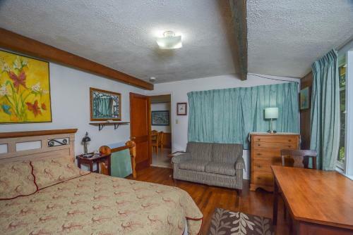 Simpson's Sanctuary Three-bedroom Holiday Home