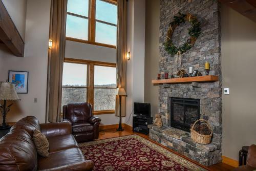 Hawk Mountain Five-bedroom Holiday Home