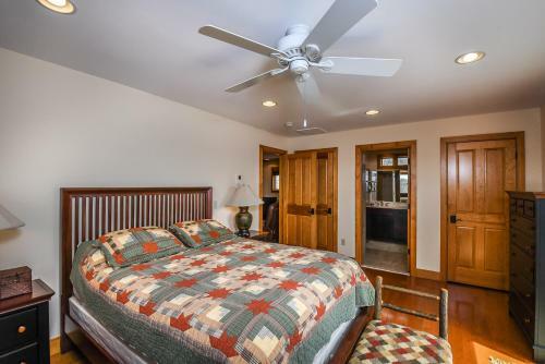Hawk Mountain Five-bedroom Holiday Home
