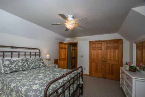 Sparky's Lodge Four-bedroom Holiday Home