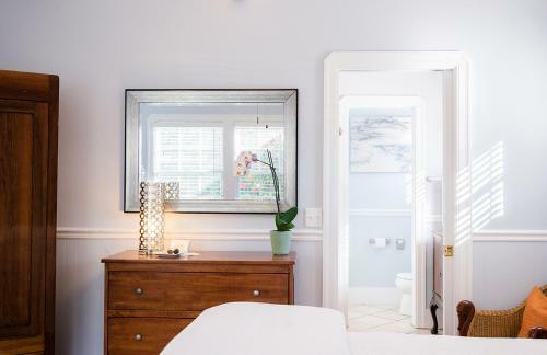 Bed & Breakfast 1801 First Luxury Inn