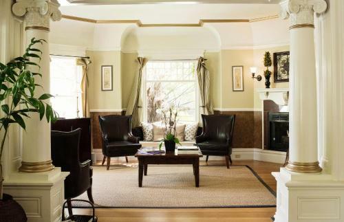 Bed & Breakfast 1801 First Luxury Inn