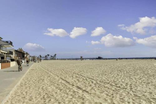 Stunning And Contemporary Home Across From The Beach #1