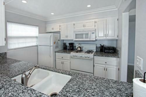 1404 W Ocean Front A (68165)