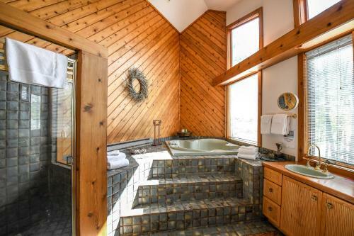 Lakeside Vista Four-bedroom Holiday Home