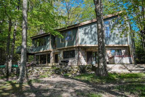 Lakeside Vista Four-bedroom Holiday Home