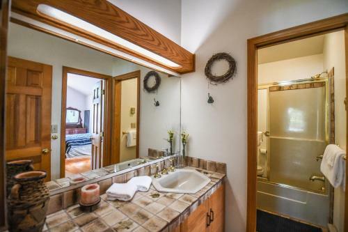 Lakeside Vista Four-bedroom Holiday Home